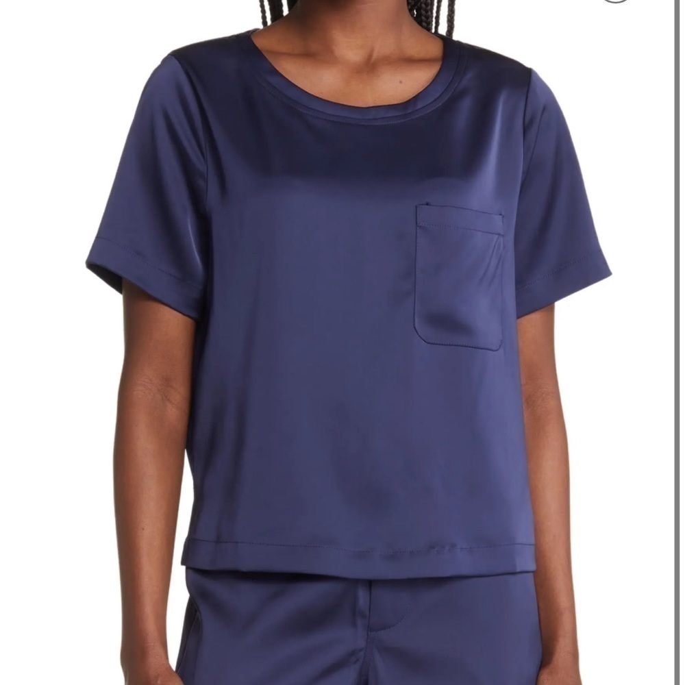 STRETCH SATIN POCKET T-SHIRT IN BLUE RINSE